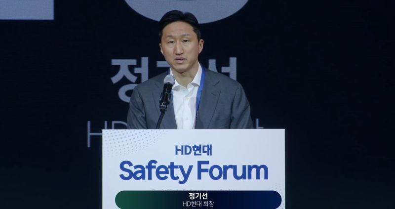 정기선 HD현대 회장이 19일 경기도 성남시 소재 HD현대 글로벌R&amp;D센터에서 열린 ‘HD현대 Safety Forum’에서 발언하고 있다. HD현대중공업 관련 유튜브 제공