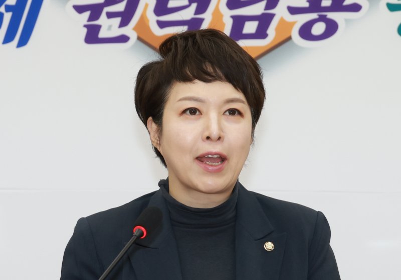 김은혜 국민의힘 의원이 11월 10일 서울 여의도 국회에서 서울 및 성남 등 지역 당협위원장들과 10·15 부동산 대책 관련 기자회견을 하고 있다. 뉴시스