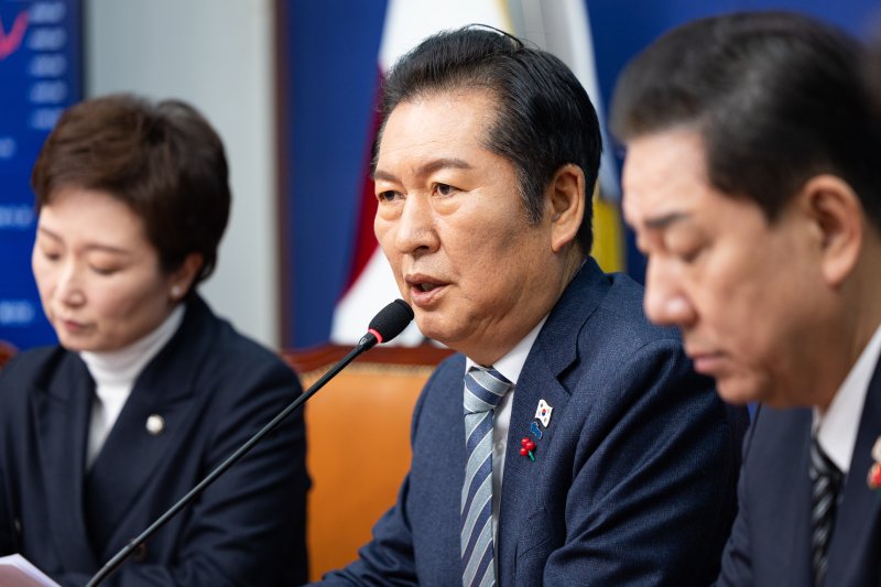 정청래 더불어민주당 대표가 19일 서울 여의도 국회에서 열린 최고위원회의에서 모두 발언을 하고 있다. 뉴스1