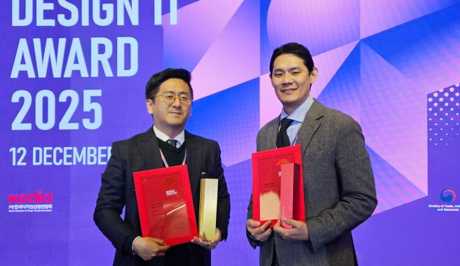 지난 12일 열린 '글로벌 디자인 잇 어워드 2025' 수상삭에서 최기원 웰컴저축은행 디자인팀 팀장(왼쪽)과 서동현 과장이 기념 촬영을 하고 있다. 웰컴저축은행 제공