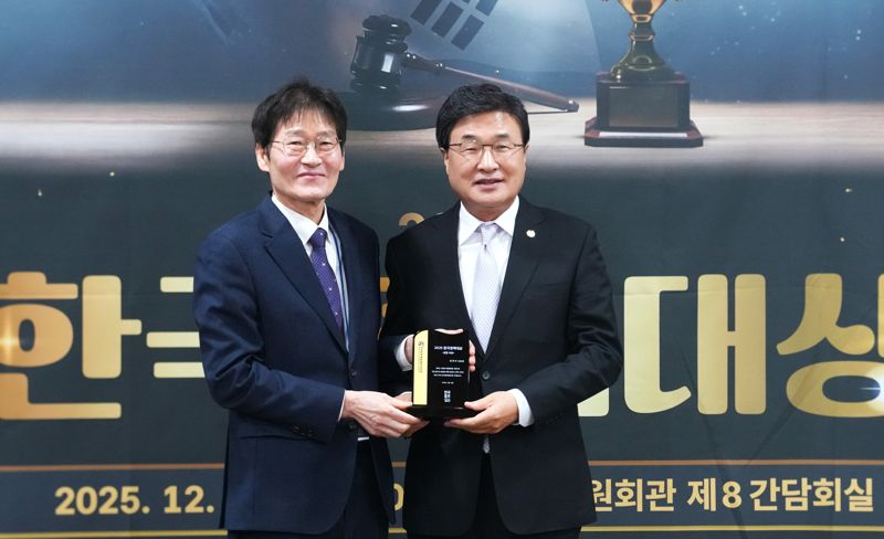 지난 18일 국회의원회관에서 열린 '2025 한국정책대상'에서 김대식 국회의원(오른쪽)이 입법 부문 수상자로 선정돼 시상 후 기념촬영하고 있다. 김대식 의원실 제공