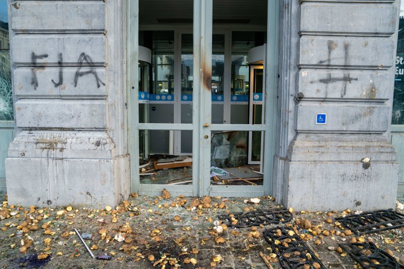 18일(현지시간) 벨기에 브뤼셀의 유럽의회 부근에서 열린 농민 시위 중 한 건물 깨진 유리문 앞에 시위대가 던진 감자 등이 흩어져 있다.AP뉴시스