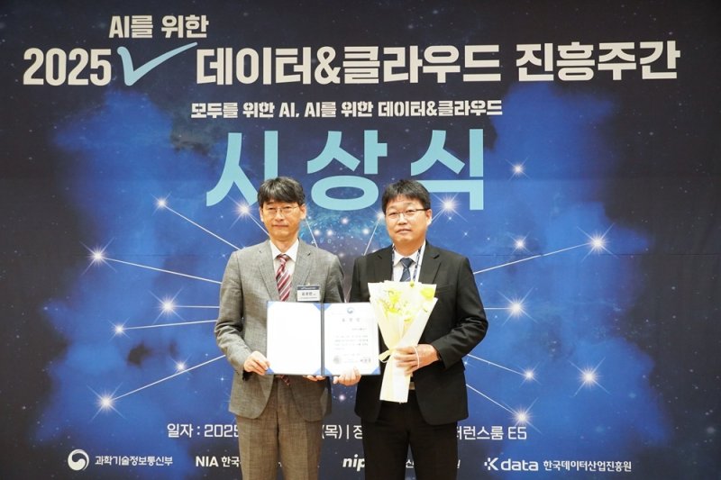 김경만 과학기술정보통신부 인공지능정책실장(왼쪽)과 백창열 <span id='_stock_code_181710' data-stockcode='181710'>NHN</span>두레이 대표. NHN 제공