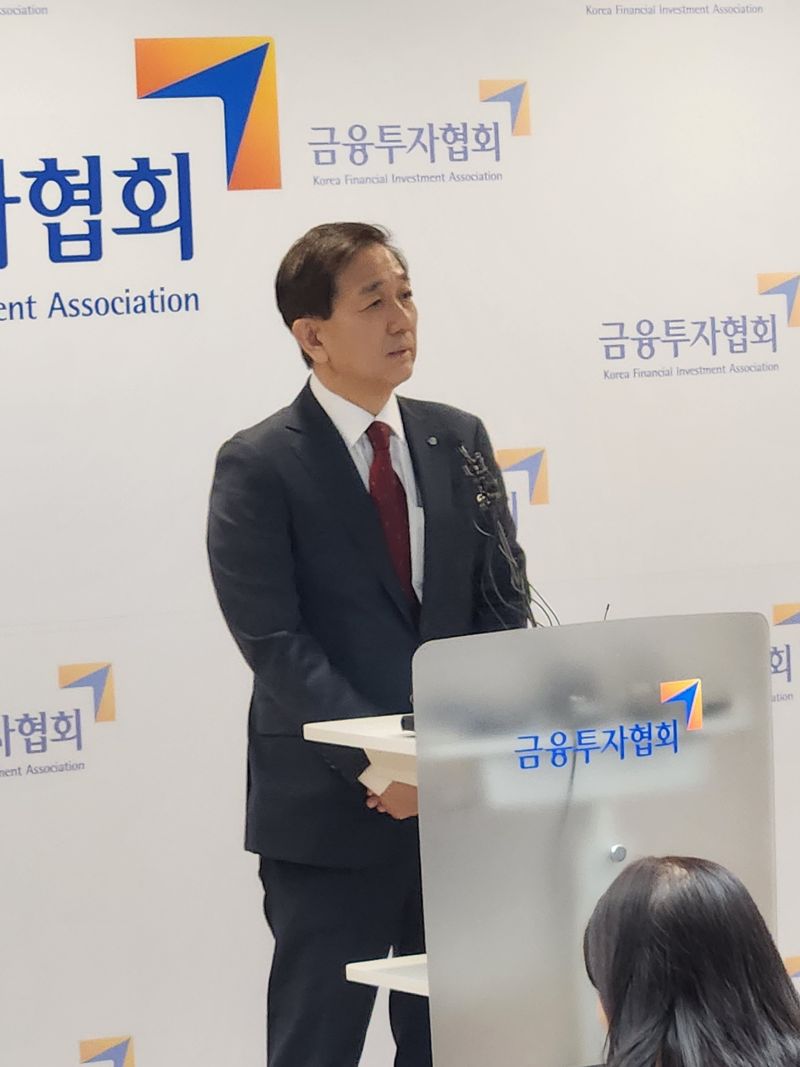 황성엽 신영증권 대표가 18일 금융투자협회장에 당선된 직후 기자실을 찾아 당선 소감을 밝히고 있다. /사진=서민지 기자