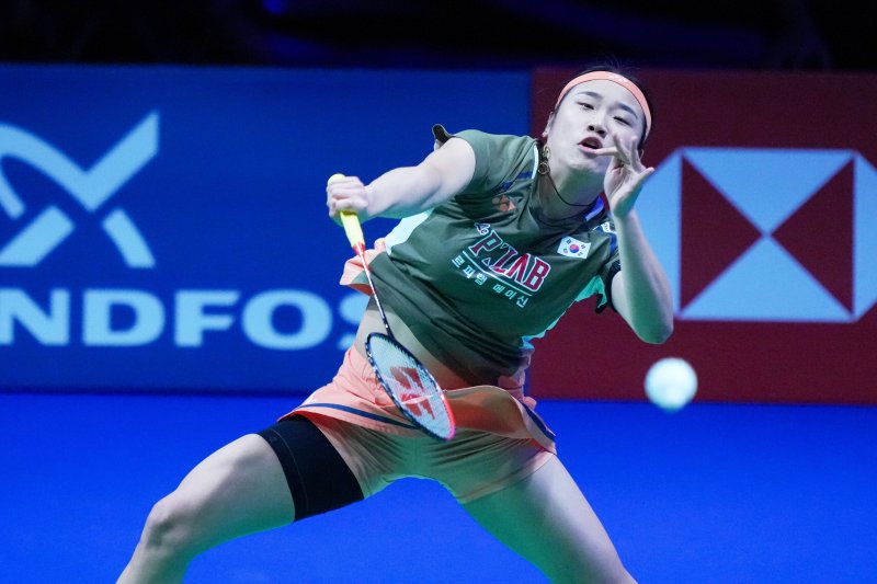 안세영(1위)이 18일(현지 시간) 덴마크 오덴세 유스케방크아레나에서 열린 2025 세계배드민턴연맹(BWF) 월드 투어 슈퍼750 덴마크오픈 여자 단식 4강전에서 야마구치 아카네(3위&middot;일본)와 경기하고 있다. 지난 코리아오픈에서 야마구치에 패해 준우승에 그쳤던 안세영이 2-1(16-21 21-10 21-9) 역전승을 거두고 결승에 올라 시즌 8번째 우승에 도전한다.뉴시스