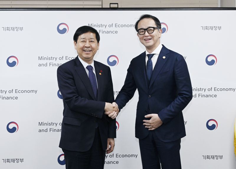 구윤철 부총리 겸 기획재정부 장관(왼쪽)이 지난 18일 정부서울청사에서 연례협의차 방한한 야수토 와타나베 아세안+3 역내 거시경제 조사기구(AMRO) 소장과 기념촬영을 하고 있다. 기획재정부 제공