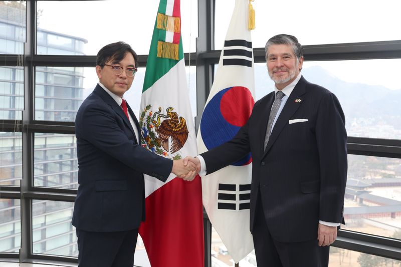 박정성 산업통상부 통상차관보가 19일 서울 종로구 주한 멕시코 대사관에서 카를로스 페나피엘 소토 주한 멕시코 대사와 대화를 나누고 있다. 산업통상부 제공