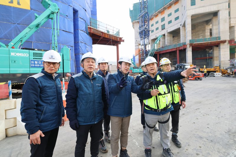 신동혁 <span id='_stock_code_047040' data-stockcode='047040'>대우건설</span> CSO가 19일 블랑 써밋 74 현장애서 안전점검을 실시하고 있다. 대우건설 제공