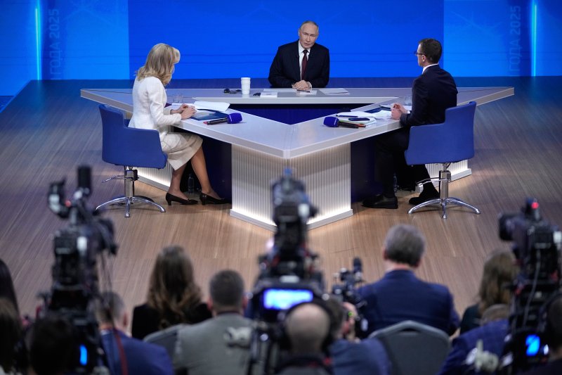 블라디미르 푸틴 러시아 대통령(가운데)이 19일(현지 시간) 러시아 모스크바 고스티니 드보르에서 열린 연말 마라톤 기자회견에서 발언하고 있다. /사진=뉴시스