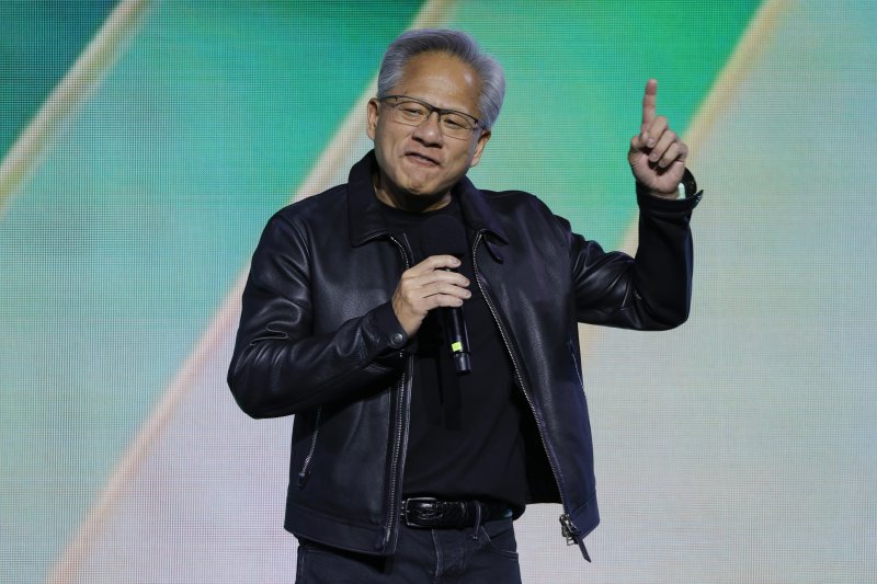 젠슨 황 엔비디아 최고경영자(CEO)는 8일 CNBC 인터뷰에서 엔비디아&middot;AMD의 잇따른 오픈AI 투자에 대해 "오픈AI는 역대 가장 수익성이 좋은 스타트업”이라면서 “AI 인프라는 전기&middot;인터넷같이 이 세상에 영구적으로 필요하다"며 시장에 확산된' AI 거품론'을 일축했다. 사진은 서울 강남구 코엑스에서 열린 엔비디아 지포스 게이머 페스티벌에서 인사말을 하고 있는 젠슨 황의 모습. 2025.10.30/뉴시스