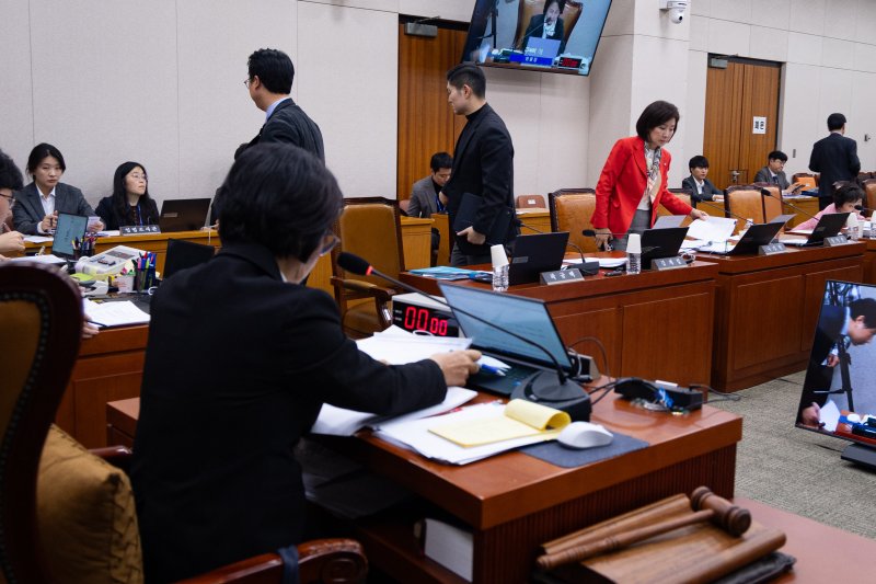 국회 법제사법위원회 국민의힘 위원들이 지난 18일 서울 여의도 국회에서 열린 제430회 국회(임시회) 법제사법위원회 제2차 전체회의에서 정보통신망법 개정안 등 의결절차에 돌입하자 퇴장하고 있다. 뉴스1