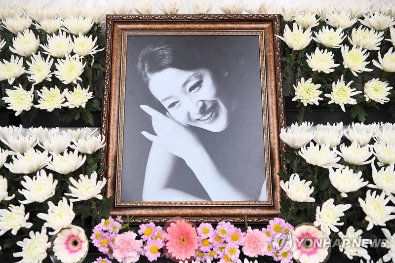 19일 서울 신촌 세브란스병원 장례식장에 배우 윤석화의 빈소가 마련돼 있다. 사진=연합뉴스