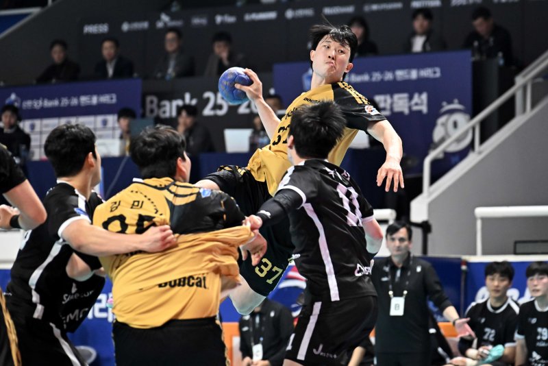 핸드볼 <span id='_stock_code_000150' data-stockcode='000150'>두산</span> 이성민. 한국핸드볼연맹 제공