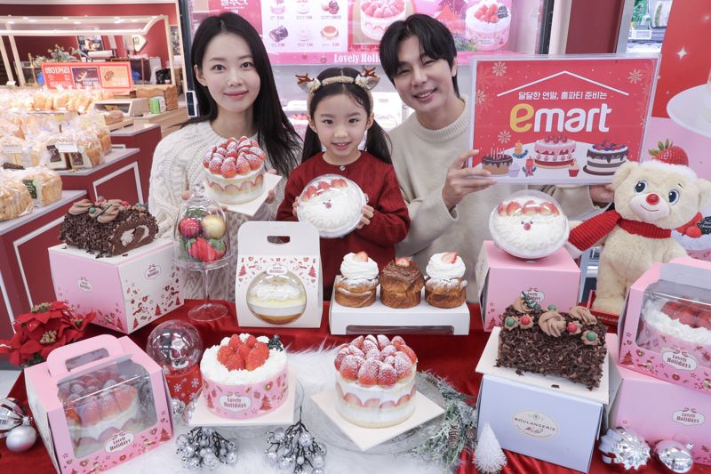 16일 서울 이마트 용산점에서 모델이 이마트 케이크 신상품을 소개하고 있다. 이마트 제공