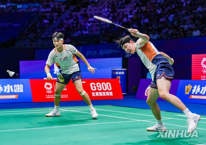 경기를 펼치고 있는 김원호와 서승재.연합뉴스