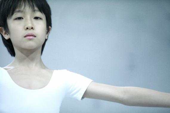 뮤지컬 '빌리 엘리어트' 아시아 초연 무대에 올랐던 어린시절의 정진호씨. 탭댄스 하나로 1대 '빌리'가 된 그는 지금 홍콩에서 애널리스트로 일하고 있다. 한발씩 내디딘 점들은 굵은 선이 되어 그의 인생을 그려가고 있다. /파이낸셜뉴스DB