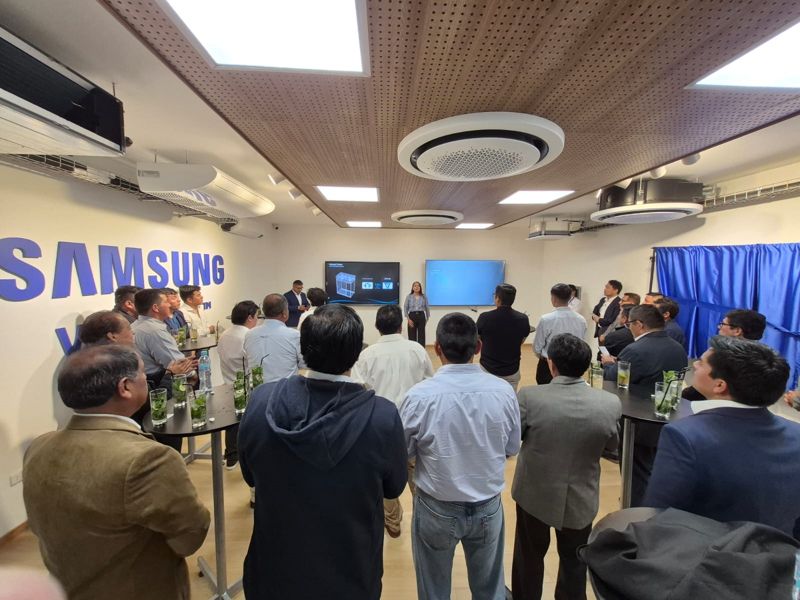 삼성전자가 최근 페루 북부 치클라요에 냉난방공조(HVAC) 분야의 전문 엔지니어와 설치 기사 양성을 위한 '삼성 HVAC 전문 교육센터'를 열고, 교육을 진행하고 있다. 삼성전자 제공