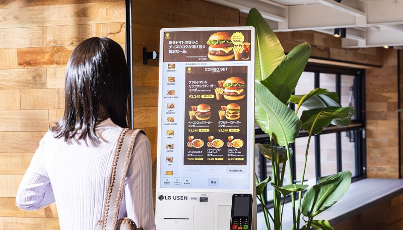 <span id='_stock_code_003550' data-stockcode='003550'>LG</span>전자가 일본 사물인터넷(IoT) 기반 매장 솔루션 기업 유센(USEN)과 파트너십을 맺고 식당?카페 등 현지 식음료 매장에 디지털 키오스크를 공급하며 글로벌 시장에서 디지털 키오스크 사업 확대에 나서고 있다. <span id='_stock_code_066570' data-stockcode='066570'>LG전자</span> 제공