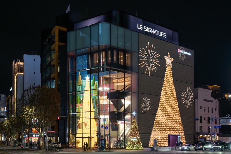 지난 20일 서울 강남구 도산대로에 위치한 '<span id='_stock_code_066570' data-stockcode='066570'>LG전자</span> 플래그십 D5' 외벽이 크리스마스 트리로 물들어 있다. LG전자 제공