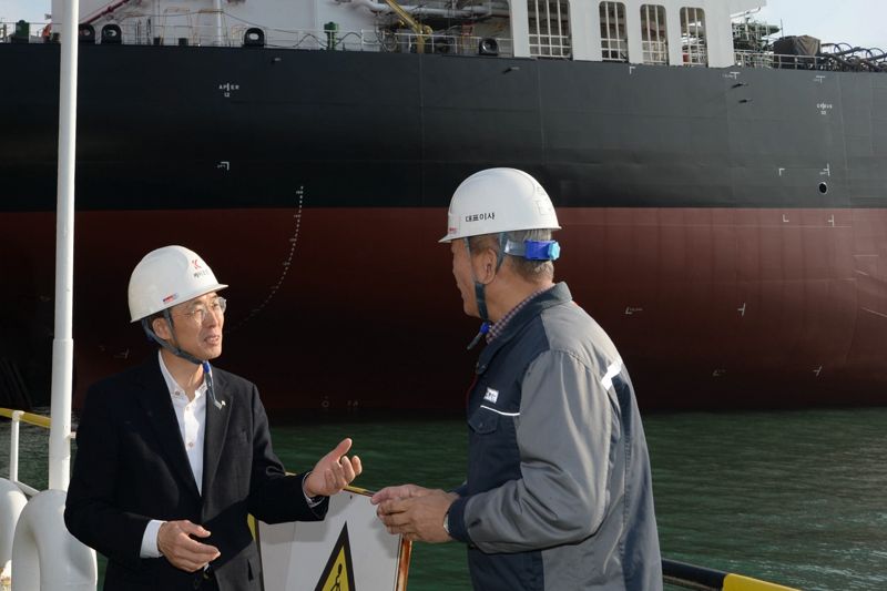 지난 19일 경남 창원시 케이조선을 찾은 황기연 한국수출입은행장(왼쪽)이 김찬 케이조선 대표와 대화하고 있다. 수출입은행 제공 