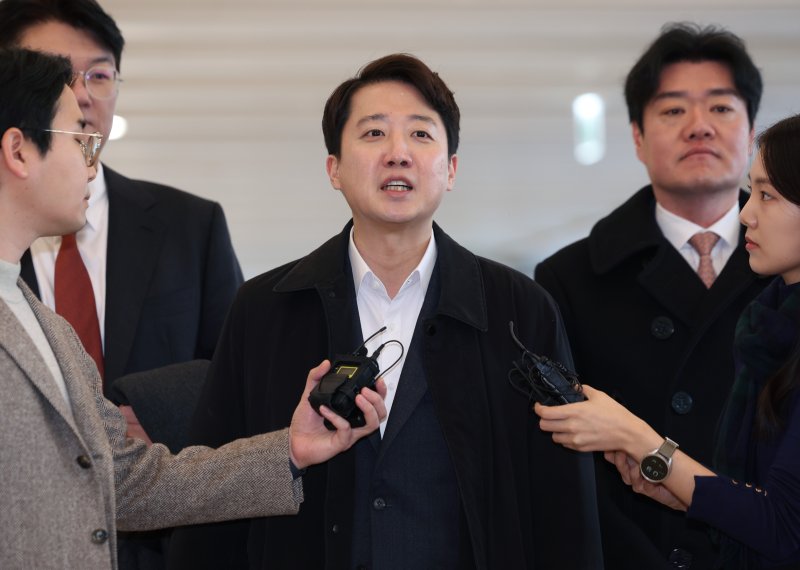 이준석 개혁신당 대표가 21일 서울 종로구 광화문 <span id='_stock_code_030200' data-stockcode='030200'>KT</span> 빌딩에 마련된 김건희 특검(특별검사 민중기) 사무실에 윤석열 전 대통령 부부의 공천개입 의혹 관련 조사를 받기 위해 피의자 신분으로 출석하던 중 취재진의 질문에 답하고 있다. 사진=뉴시스