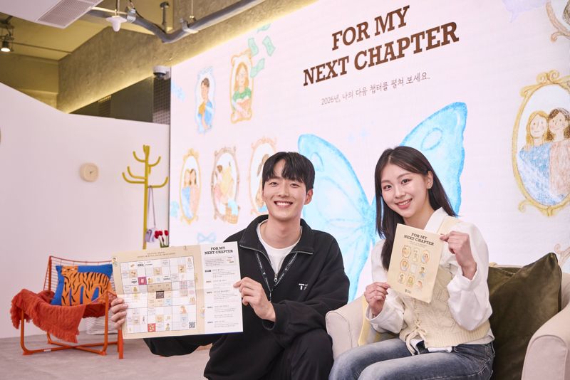 <span id='_stock_code_017670' data-stockcode='017670'>SK텔레콤</span> 모델들이 T 팩토리 성수에서 신규 전시 '포 마이 넥스트 챕터'를 소개하고 있다. SK텔레콤 제공