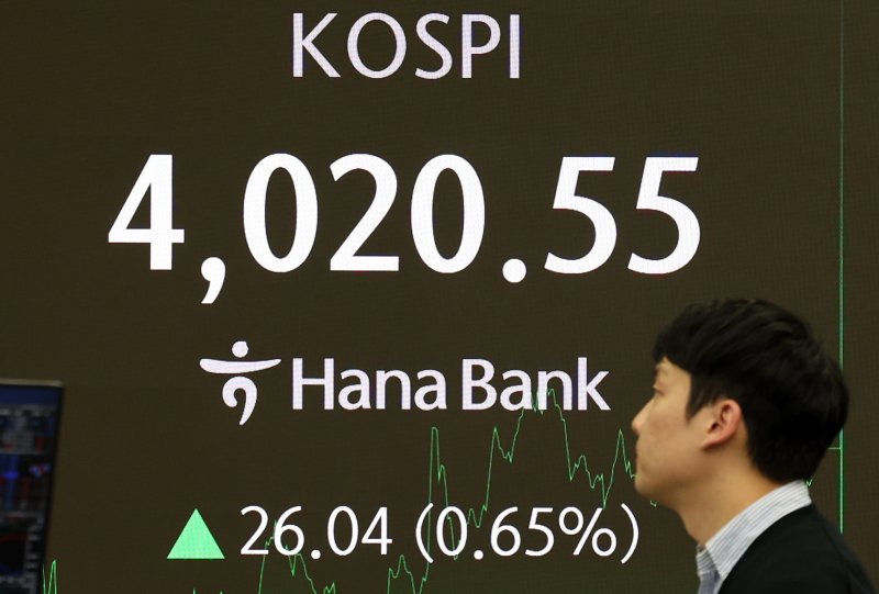 지난 19일 오후 서울 중구 하나은행 딜링룸 전광판에 종가가 표시되어 있다. 사진=뉴시스