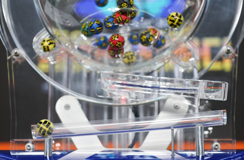 [서울=뉴시스] 황준선 기자 = 29일 오후 서울 마포구 MBC 경영센터 내 스튜디오에서 열린 대국민 로또 6/45 추첨 공개방송 '645 데이'에서 추첨 시연이 되고 있다 . 로또복권 추첨 과정의 공정성과 투명성을 알리기 위해 기획재정부 복권위원회 동행복권이 초청한 참관인 100명은 이날 추첨기 점검과 리허설, 추첨 생방송 등 추첨 절차의 전 과정을 참관한다. 2025.11.29. hwang@newsis.com <저작권자ⓒ 공감언론 뉴시스통신사. 무단전재-재배포 금지.> /사진=뉴시스화상