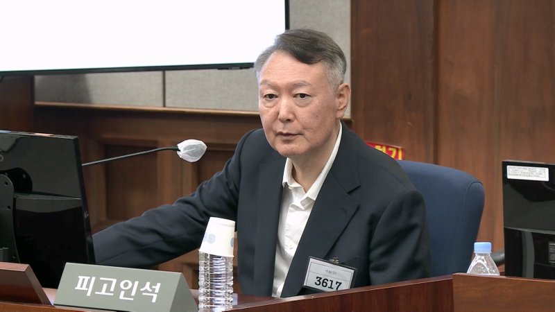 윤석열 전 대통령이 지난 9월26일 서울 서초구 서울중앙지방법원에서 열린 윤석열 전 대통령에 대한 '특수공무 집행 방해, 직권남용 권리행사 방해 혐의' 재판에서 발언하고 있다.뉴시스