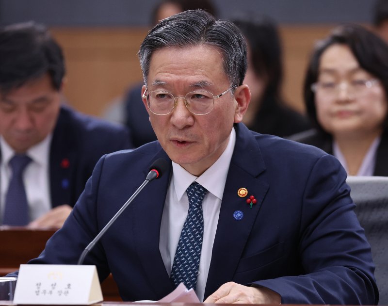 정성호 법무부 장관이 지난 19일 서울 종로구 정부서울청사 별관에서 열린 법무부(대검찰청)&middot;성평등가족부 업무보고에서 답변하고 있다. 대통령실통신사진기자단 제공