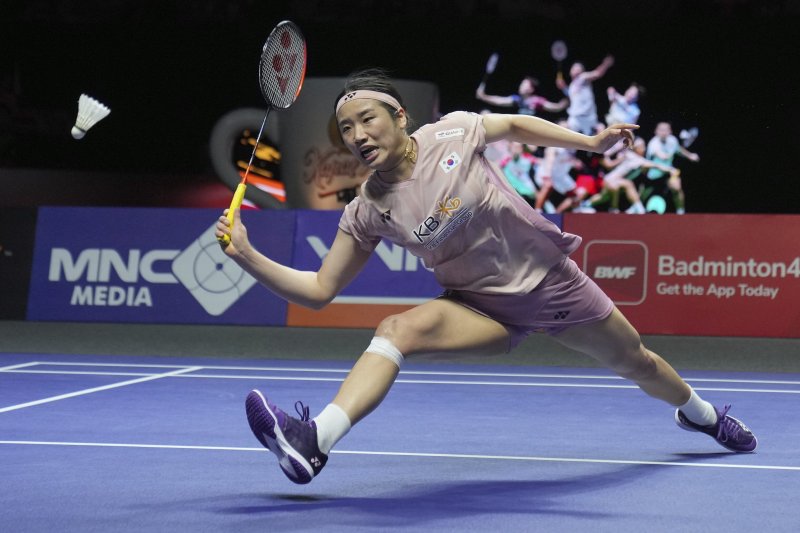 세영(1위)이 8일(현지시간) 인도네시아 자카르타 이스토라 스타디움에서 열린 세계배드민턴연맹(BWF) 월드투어 슈퍼 1000 인도네시아 오픈 여자 단식 결승에서 왕즈이(2위&middot;중국)와 경기하고 있다.뉴시스
