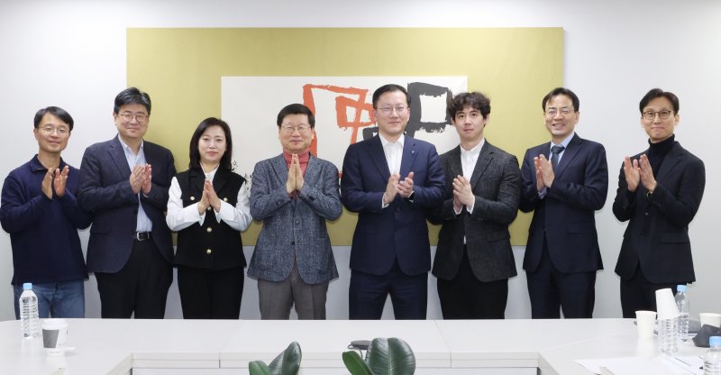 21일 서울 서초구 파이낸셜뉴스에서 열린 한국민간금융개혁위원회 제4차 회의에서 김규동 보험연구원 연구위원(왼쪽부터), 이규복 한국금융연구원 선임연구위원, 안수현 한국외대 법학전문대학원장, 남주하 서강대 경제학과 명예교수(위원장), 정희수 하나은행 하나금융연구소장, 김남종 한국금융연구원 연구위원, 임광규 한국은행 금융안정국장, 남재현 국민대 경제학과 교수가 기념촬영을 하고 있다. 사진=박범준 기자