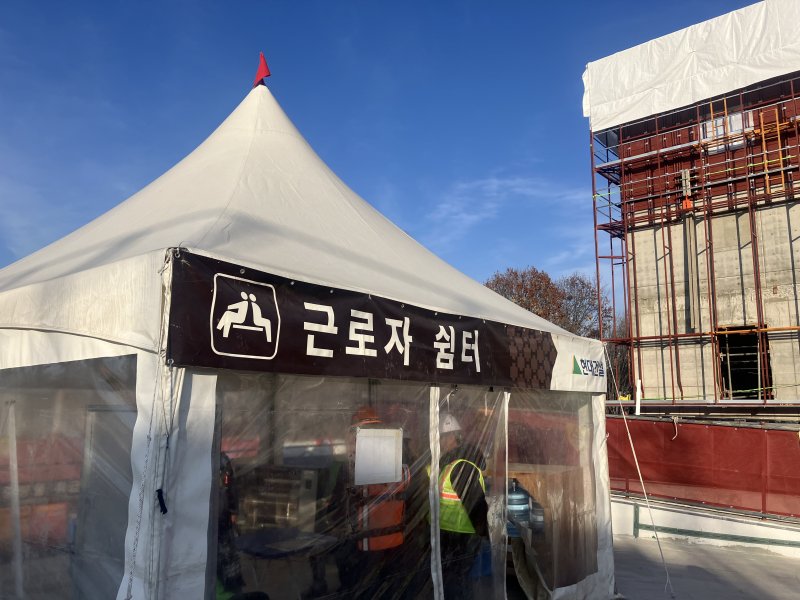 건설 현장에 마련된 근로자 전용 쉼터에서 근로자들이 작업 중간 휴식을 취하고 있다. 사진=장인서 기자