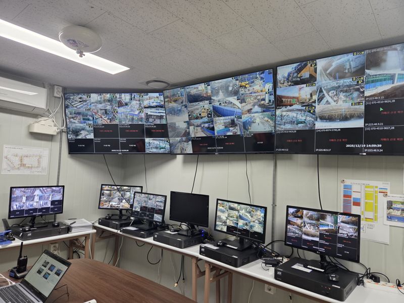 지난 19일 오후 서울 서초구 반포동 810번지 일대 디에이치 클래스트 건설 현장 통합관제실. 고정식&middot;이동식 CCTV 화면을 통해 공사 구역 전반이 실시간으로 관리되고 있다. 사진=장인서 기자