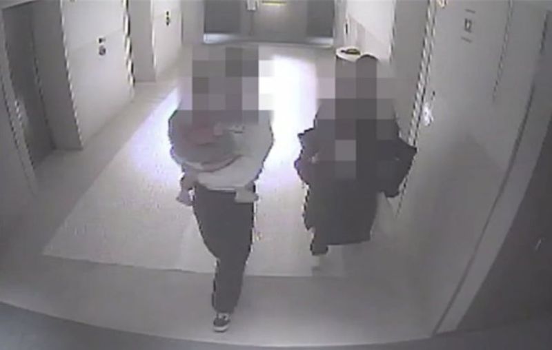 2024년 1월 고등학교 교사였던 A씨가 제자 B군, 아들과 함께 이동하는 모습. 연합뉴스