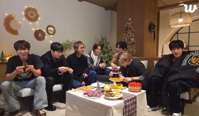 BTS 멤버 전원이 위버스를 통해 단체 라이브를 진행했다.