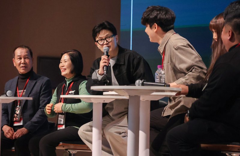 국민의힘 한동훈 전 대표가 21일 경기도 고양시 킨텍스에서 연 토크콘서트에서 참가자들과 대화하고 있다. 한동훈 전 대표 제공./사진=연합뉴스