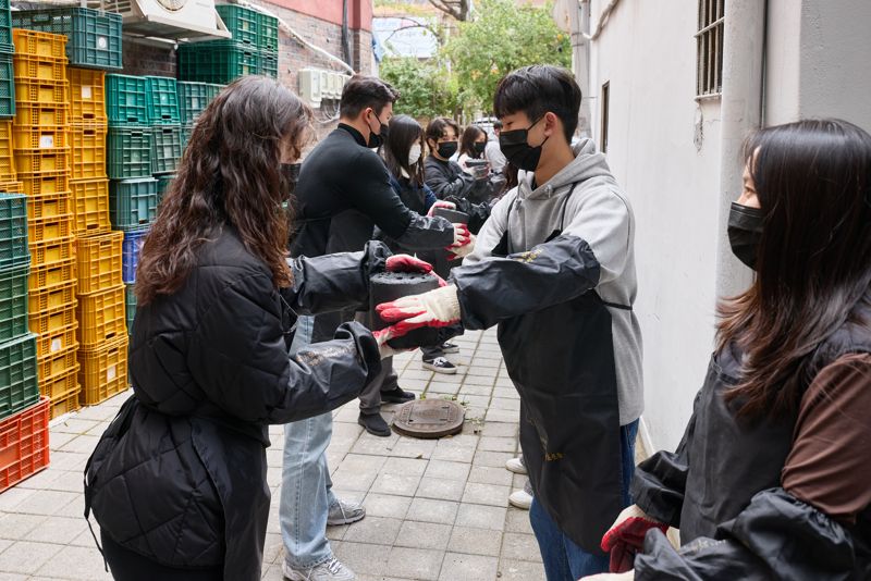 <span id='_stock_code_002350' data-stockcode='002350'>넥센타이어</span> 임직원들이 연탄 기부 봉사 활동을 하고 있다. 넥센타이어 제공.