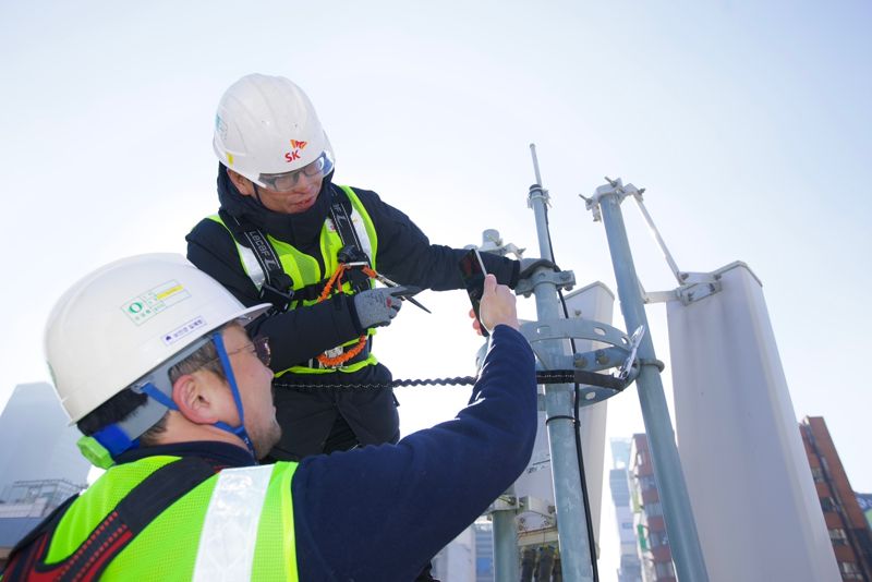 <span id='_stock_code_034730' data-stockcode='034730'>SK</span>텔레콤 직원들이 이동통신 품질 점검을 하고 있다. <span id='_stock_code_017670' data-stockcode='017670'>SK텔레콤</span> 제공