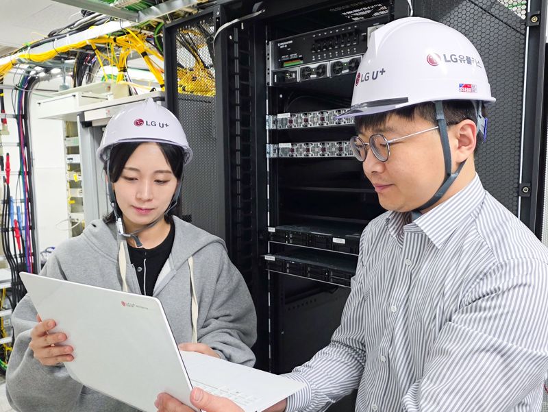 <span id='_stock_code_003550' data-stockcode='003550'>LG</span>유플러스 임직원들이 클라우드랜 기술 검증을 진행하고 있다. <span id='_stock_code_032640' data-stockcode='032640'>LG유플러스</span> 제공