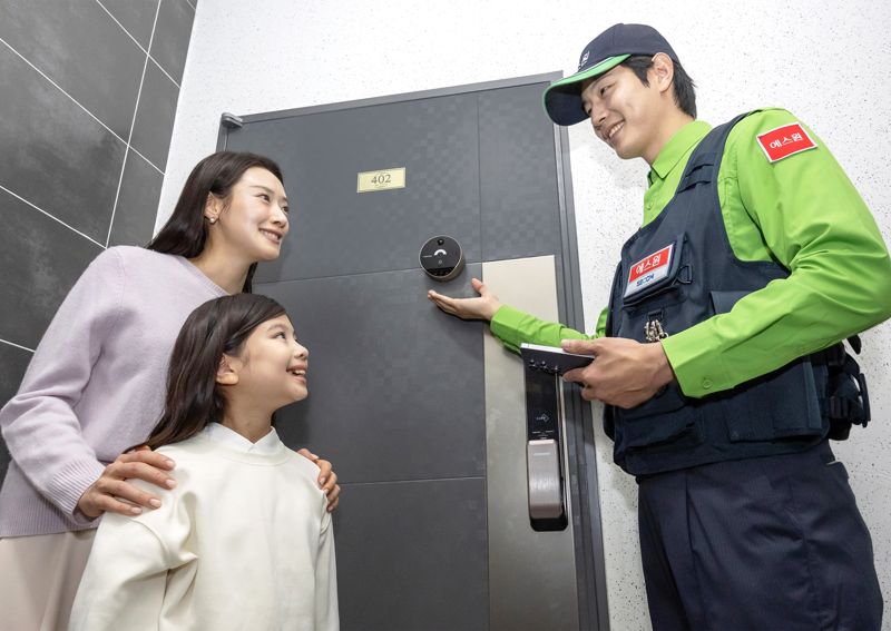 에스원 요원(오른쪽)이 삼성 AI 도어캠에 대해 설명하고 있다. 에스원 제공