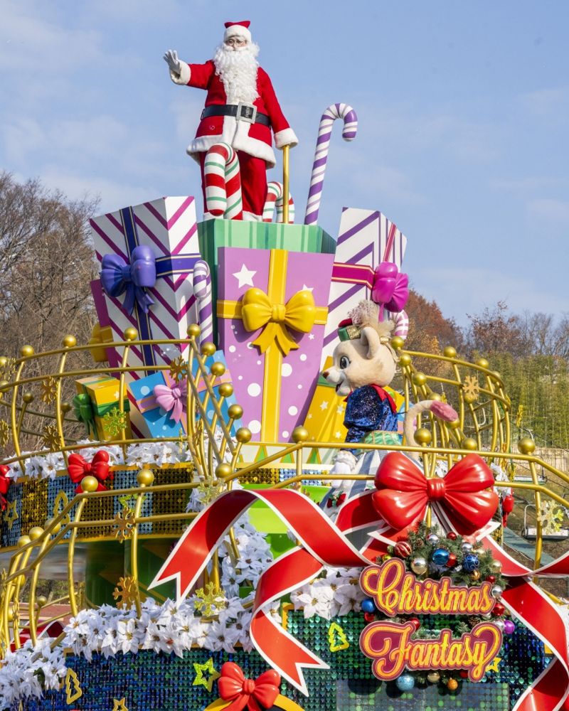 산타클로스 복장을 한 임직원이 지난 21일 경기도 용인시 에버랜드에서 '크리스마스 판타지 블링블링 X-Mas 퍼레이드' 공연을 하고 있다. <span id='_stock_code_028260' data-stockcode='028260'><span id='_stock_code_028260' data-stockcode='028260'>삼성물산</span></span> 제공