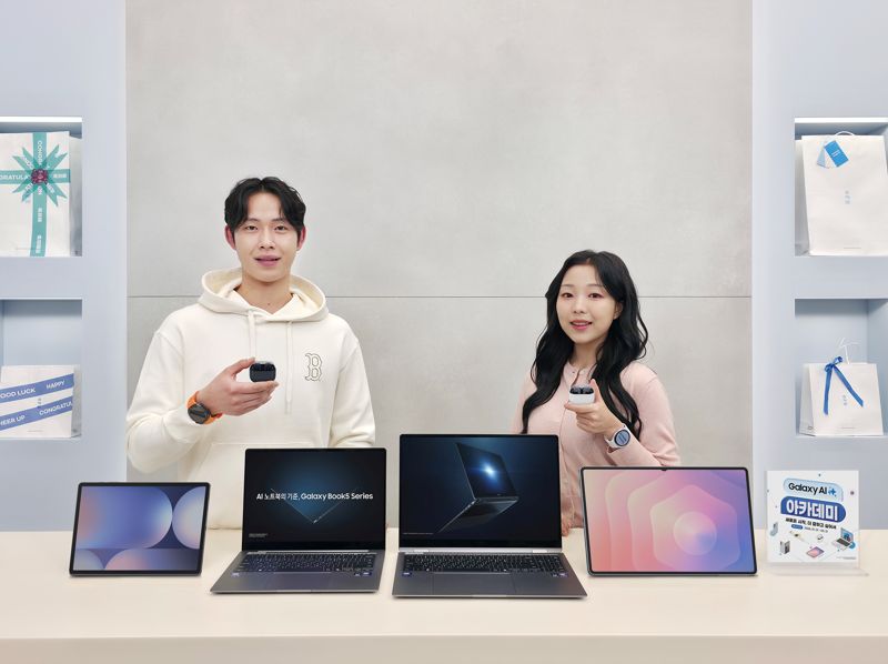 <span id='_stock_code_005930' data-stockcode='005930'>삼성전자</span> 모델이 졸업 ? 입학 시즌을 맞아 다채로운 혜택을 제공하는 '2026 갤럭시 아카데미'를 소개하고 있다. 삼성전자 제공