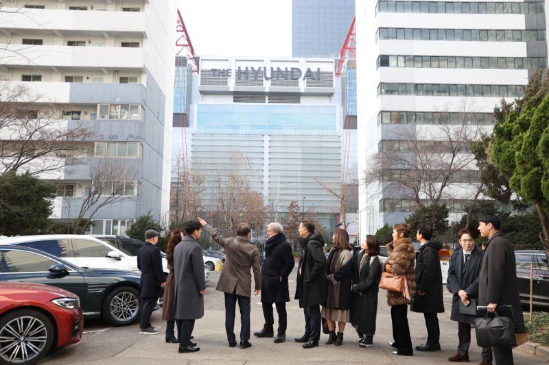 지난 19일 <span id='_stock_code_047040' data-stockcode='047040'>대우건설</span>과 빌모트 관계자들이 서울 여의도 공작 아파트를 둘러보고 있다. 대우건설 제공