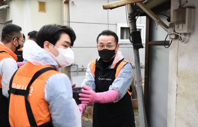 장병호 한화투자증권 대표이사(가운데)와 임직원들이 지난 19일 서울 관악구 삼성동 일대에서 연탄을 나르고 있다. 한화투자증권 제공.