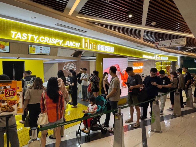 bhc가 오픈한 인도네시아 매장 1호점에 인파가 몰렸다. bhc 제공