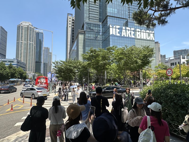 전 세계에서 몰려든 방탄소년단(BTS) 팬들인 아미들로 북적이는 서울 용산구 <span id='_stock_code_352820' data-stockcode='352820'>하이브</span> 앞. 뉴스1