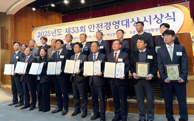 정호준 <span id='_stock_code_066970' data-stockcode='066970'>엘앤에프</span> 구지1공장장(앞줄 오른쪽 세 번째)과 관계자들이 지난 19일 열린 제33회 안전경영<span id='_stock_code_001680' data-stockcode='001680'>대상</span> 시상식에서 기념촬영을 하고 있다. 엘앤에프 제공.