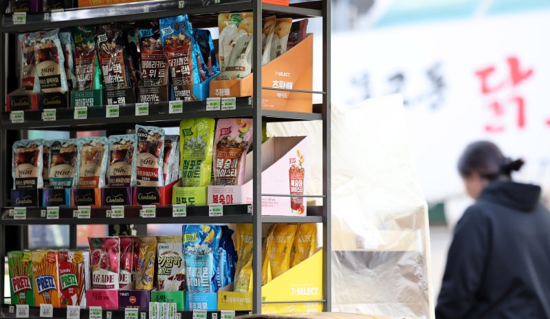 22일 서울 시내 세븐일레븐 편의점에 PB 상품이 진열돼 있다. 뉴시스화상