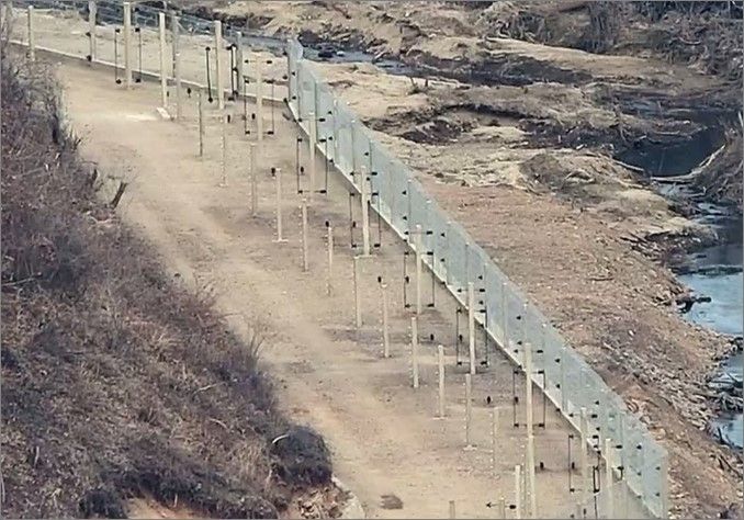 합참이 지난해 12월 23일 언론에 배포한 '최근 북한군 동향' 자료를 통해 러시아에 파병된 북한군 중 1100여명의 사상자가 발생한 것을 확인했으며, 북한군은 교대 또는 증원 파병을 준비하고 있다고 밝혔다. 북한은 또한 남북 군사분계선(MDL) 일대 경계를 강화하면서 대남 풍선 부양 준비를 이어가고 있으며, 연말께 중거리 탄도미사일(IRBM)급 극초음속 미사일을 발사할 가능성도 있는 것으로 평가됐다. 사진은 전기철책 설치를 위한 애자 모습. 합참 제공